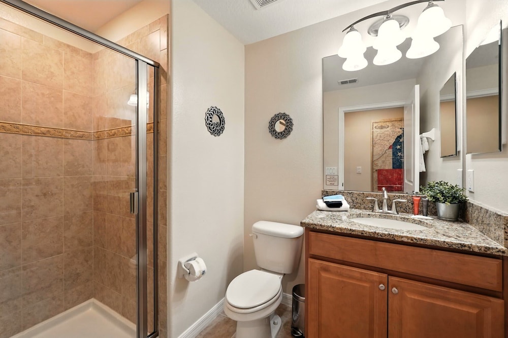 Vibrant 5BR Family Retreat in Storey Lake!