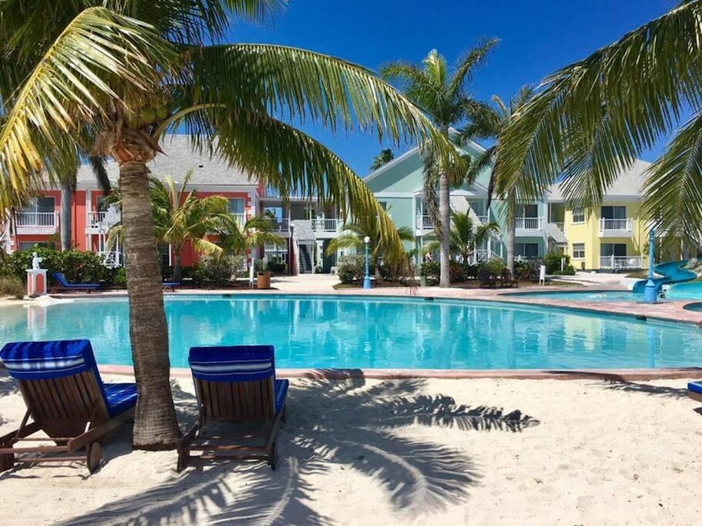 Beautiful Fam-friendly Property w Access to Sandyport Beach Resort