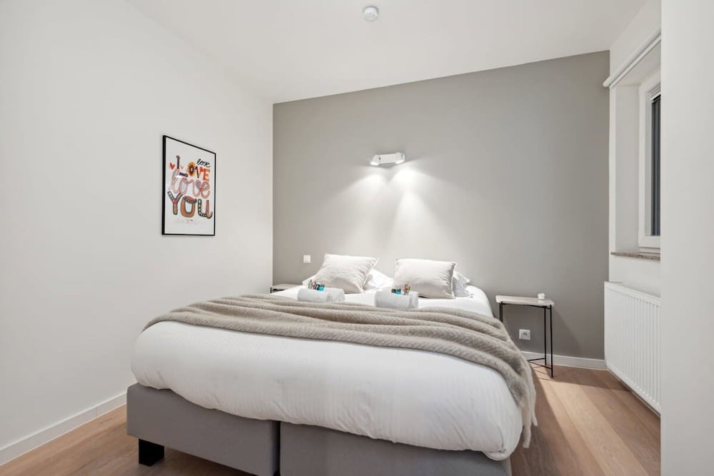 Centrally Located 2 Bedroom Apartment With Parking