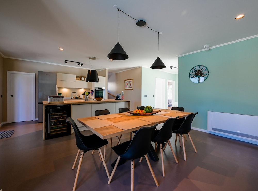 Matohanci Dazzling Villa With Pool