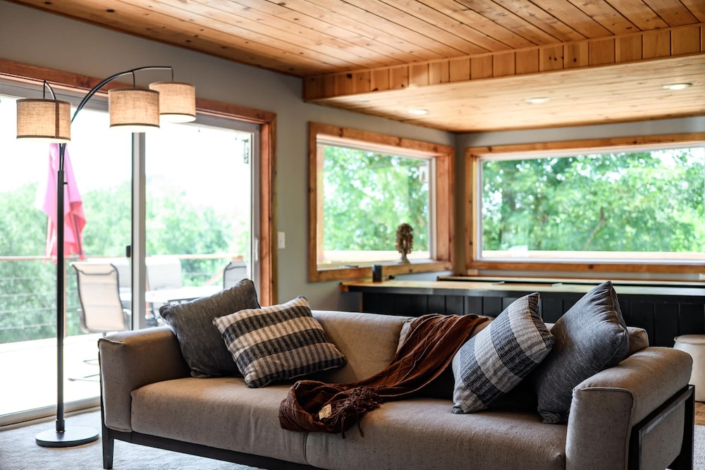 Mountain View Family Retreat w Game Room Scenic Decks