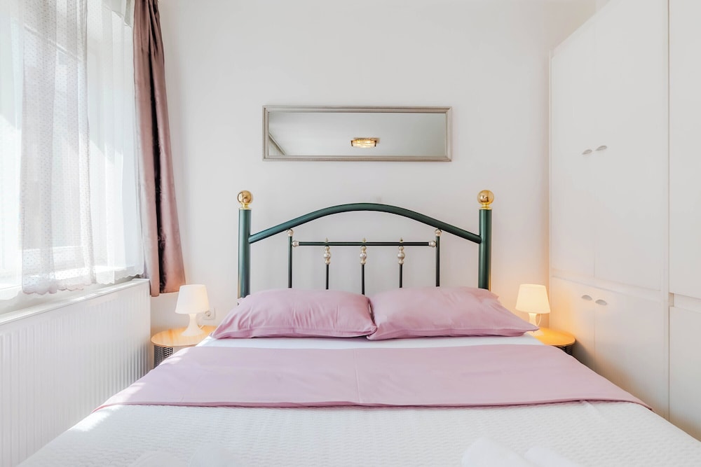 Charming Downtown Studio