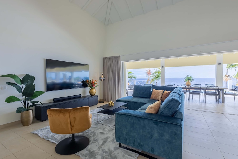 Villa Azure Vista 6BR Luxury Stay w 2 Pools
