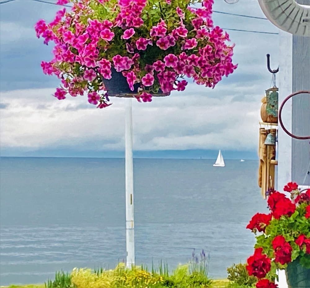 The Waterfront Gray on Alki Beach EXT Stay view 5