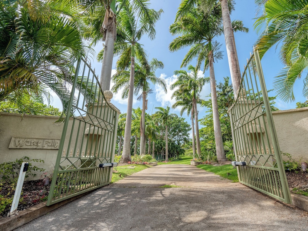 Waterfalls - 6 bed Peaceful and Secure Luxury