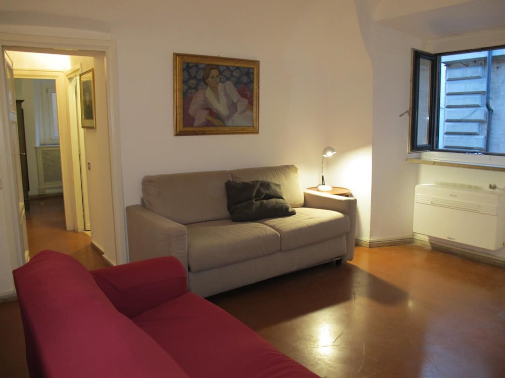 Aurora in Pantheon Apartment