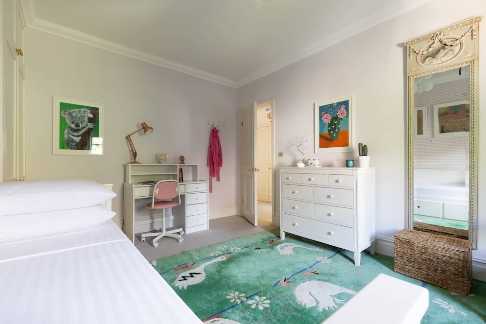 Warwick Gardens II by Onefinestay