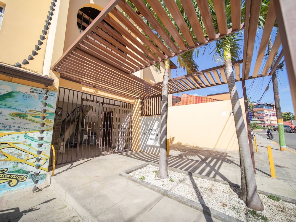 Colonial 2BR Apartment 2mins Walk to Beach!