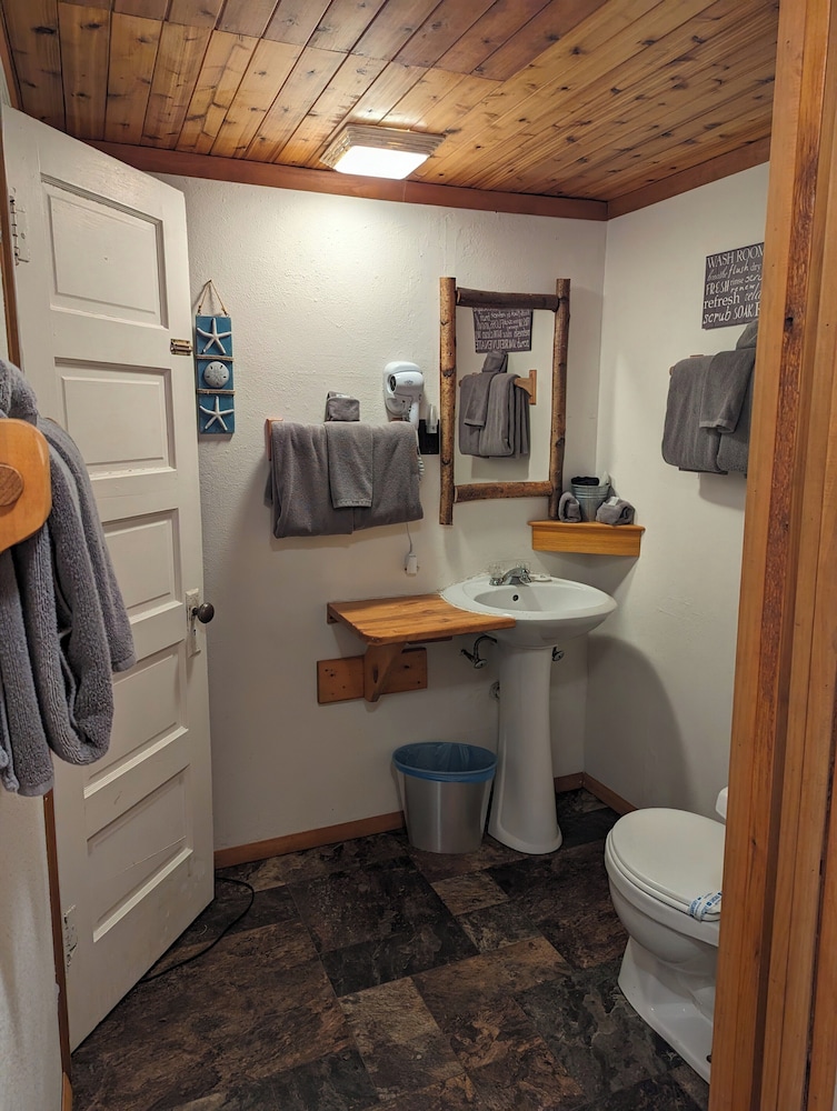 Ponderosa Pines Inn and Cabins