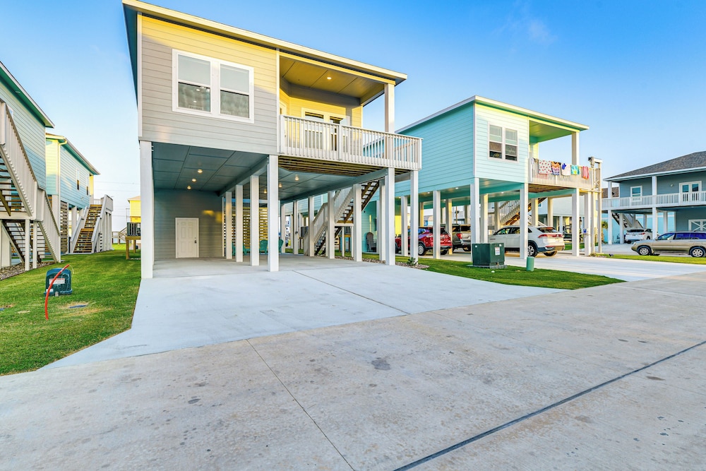 Bright Rockport Vacation Rental w/ Community Pool! view 4