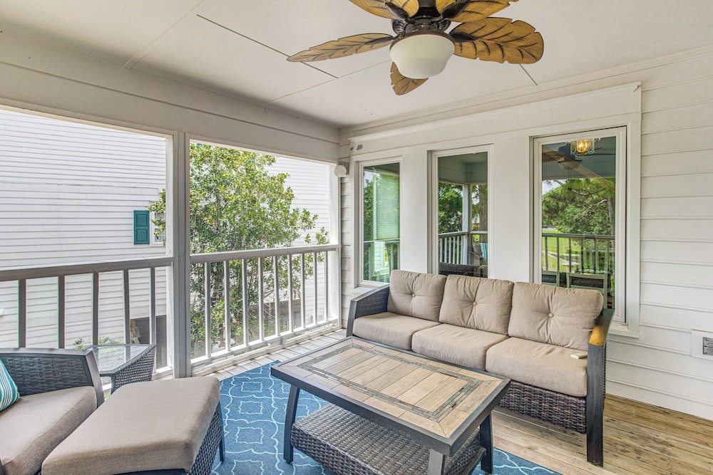 Marina & Pool: Roomy Golf-view Home in Southport