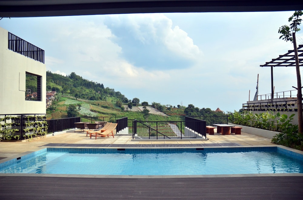 Emerald hill 12 BR karaoke heated pool