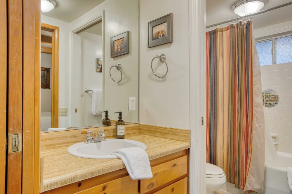Waterfront Big Bear Cabin w/ Hot Tub, Private Dock & Firepit Lakeside on Lagunita
