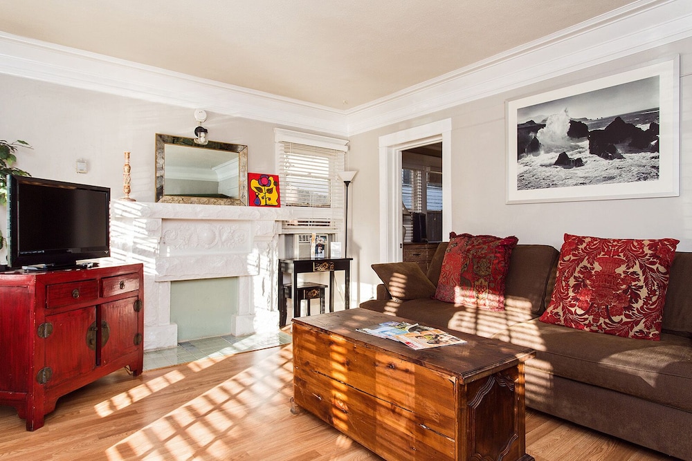 Hollywood Hills Suites
