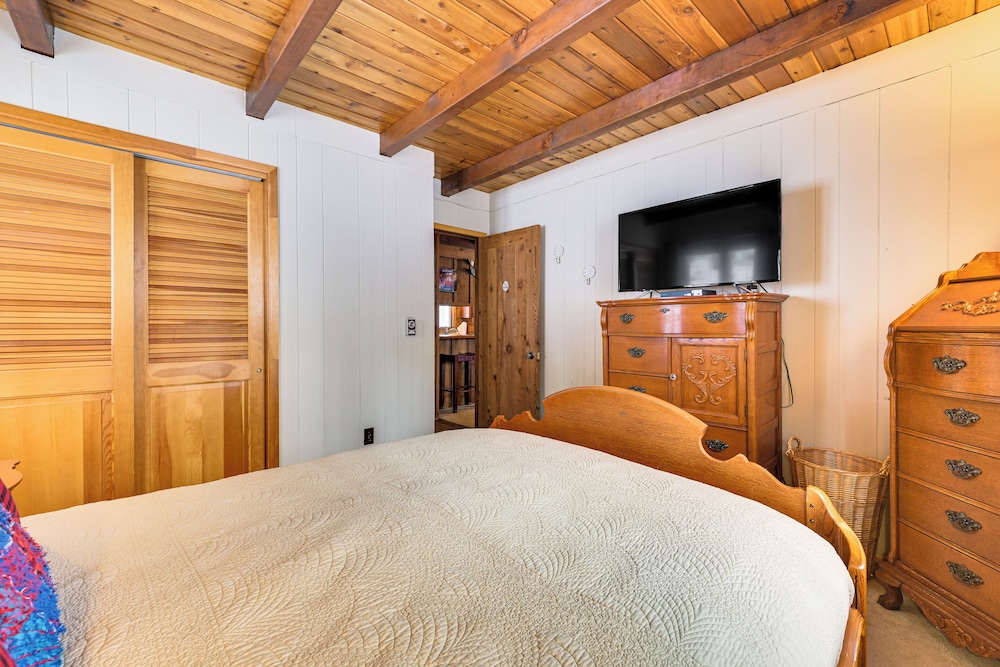 2 Mi to Schuss Mountain: Cozy Cabin w/ Deck