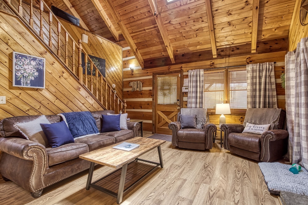Fantastic Pet Friendly Cabin Hot Tub Fire Pit