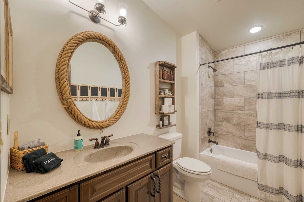 Winterhaven Estate by Avantstay Sleeps 19 Guests Mountain Compound w/ Views, Firepit, Hot Tub