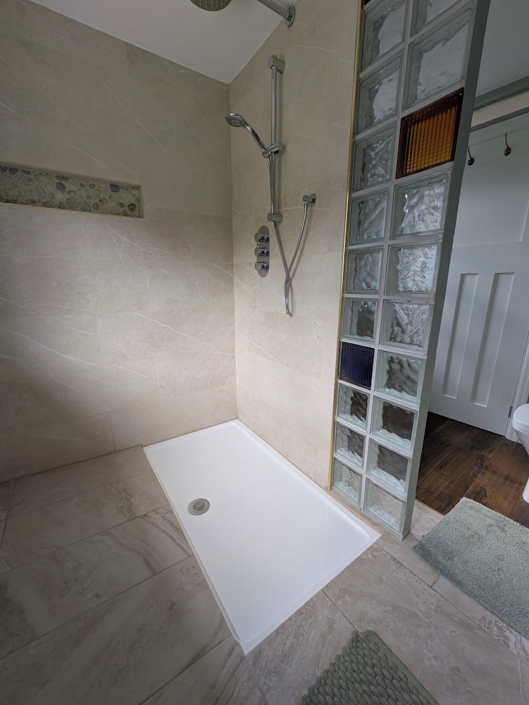 Cherry View House. 3-beds - Sleeps up to 8, Garden & Parking. Short Stays of all Types Welcome