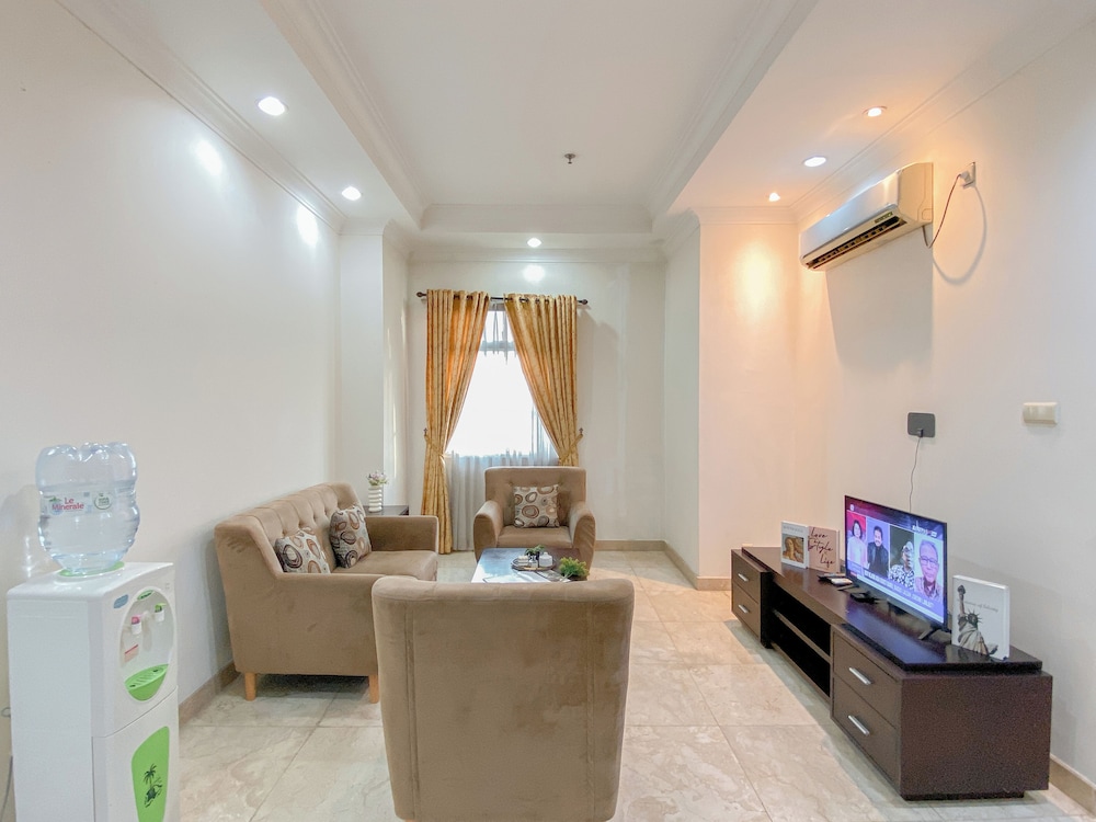 Spacious 2Br With Mall Access At Bellezza Apartment