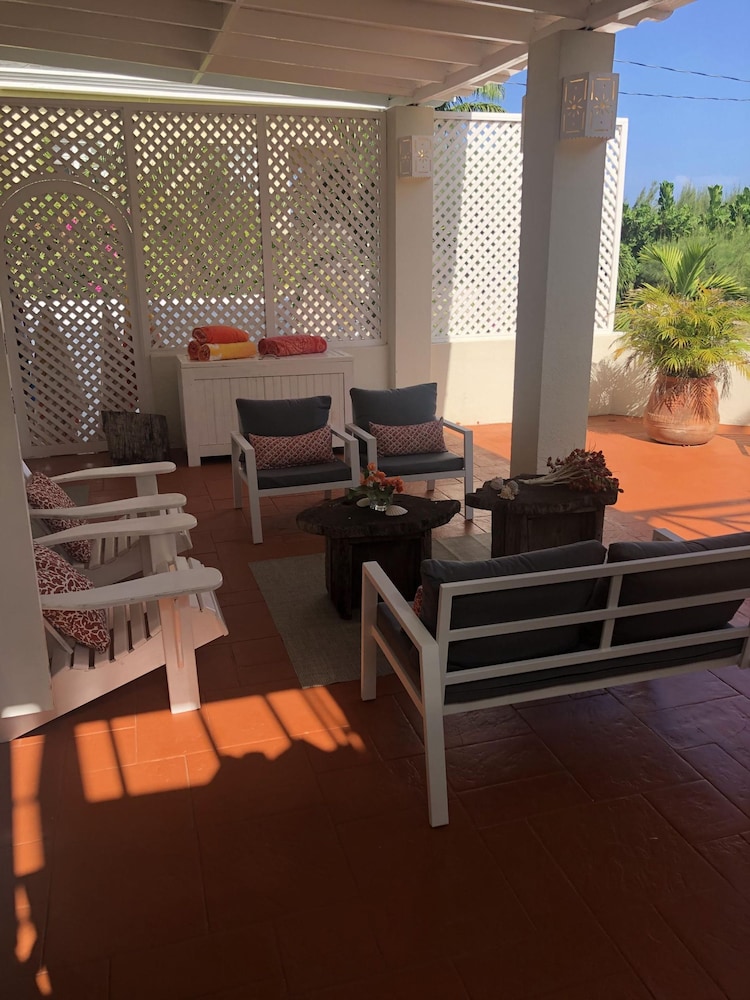 Dreamin Villa - 3 B R Beachfront w Staff
