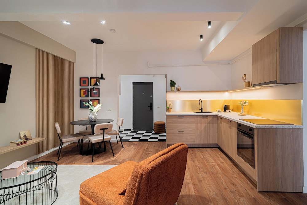 Playful & Trendy 2BR on Regina Elisabeta, Steps to Cismigiu Gardens | Bathtub & Boulevard Views