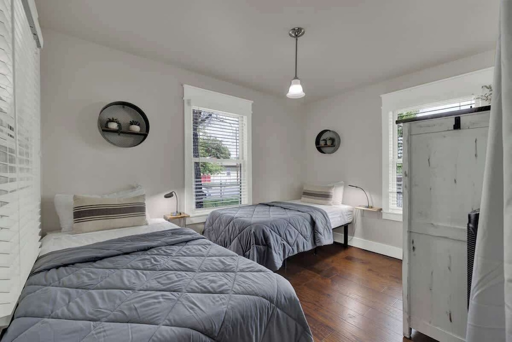 Charming Cottage-3 Mins to Downtown-pet Friendly!