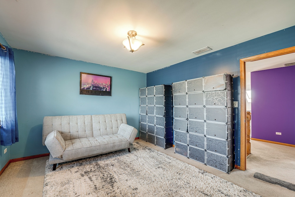 Game Room & Deck: Family Home in Chicago Area!
