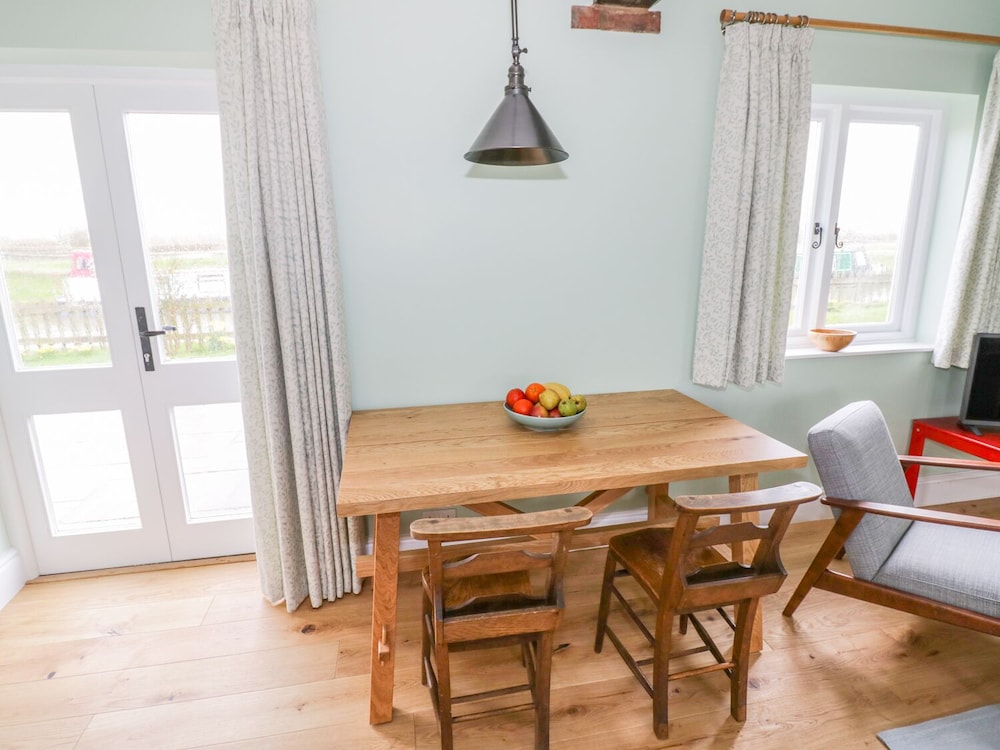 Wigrams Canalside Cottage view 4