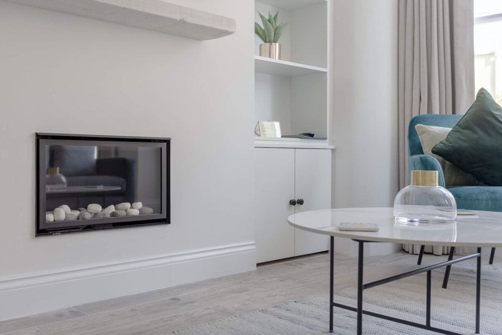 Stunning 3 Bedroom 2 Bath in Fantastic Location