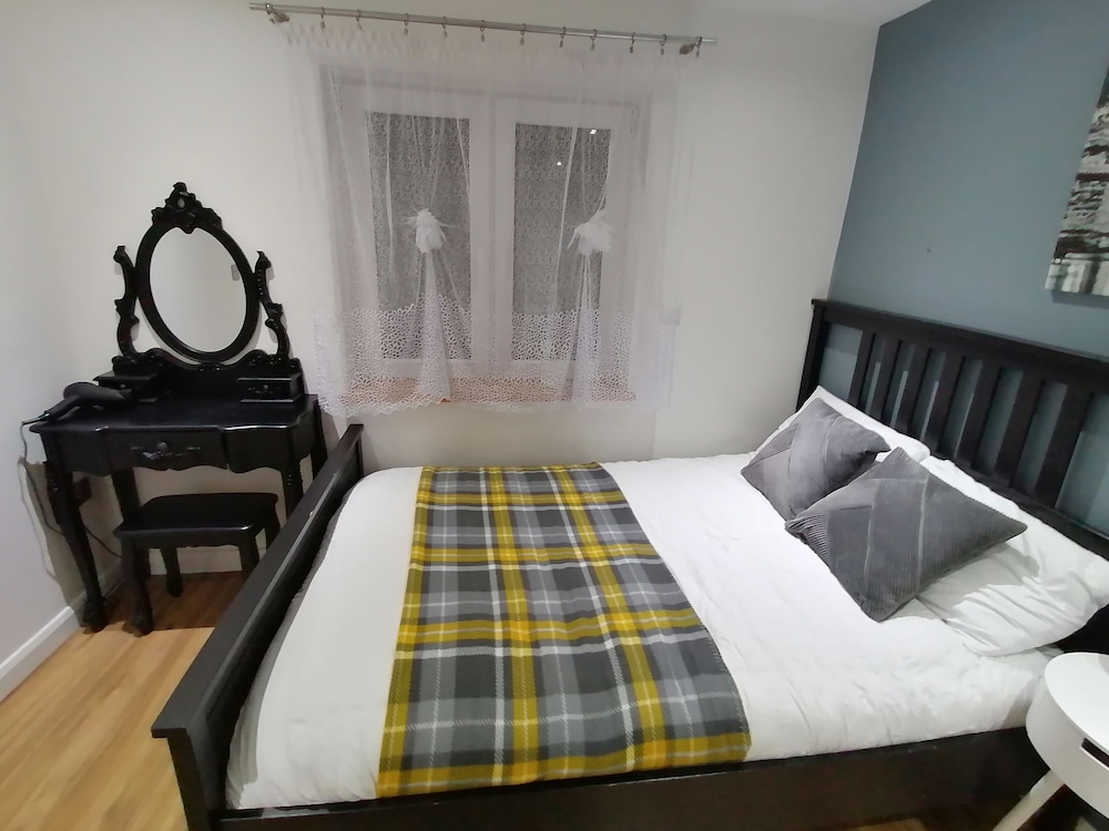 Lovely 2-bed Apartment in Coventry view 4