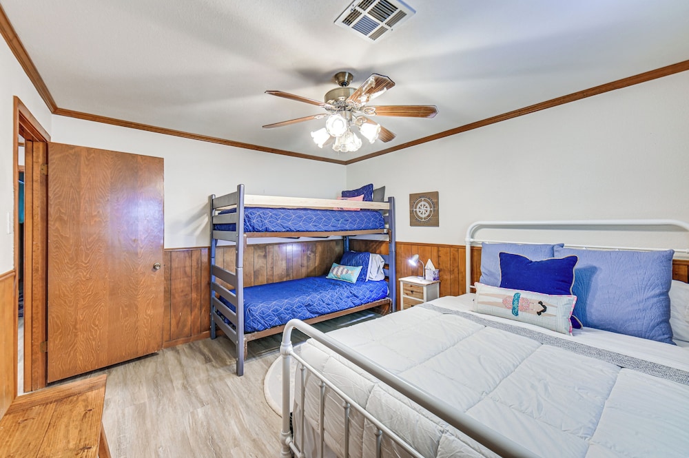 Home w/ Lake Texoma View, Game Room & Bar