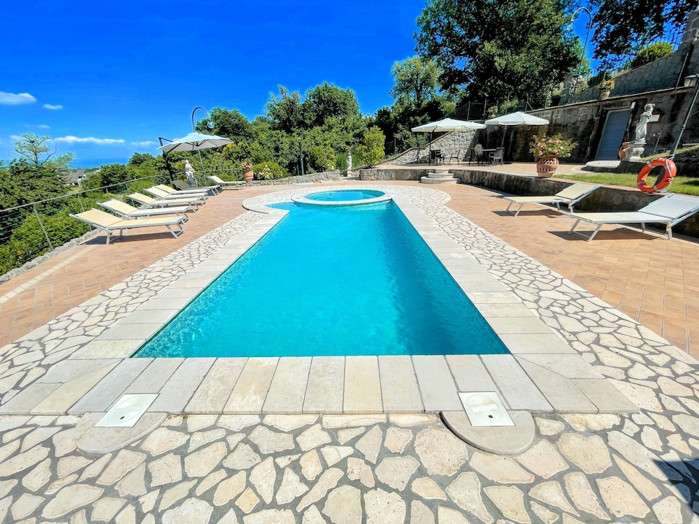 Charming Villa in Umbria - Sleeps 16 - Lake View - Pool, Jacuzzi and Events Room