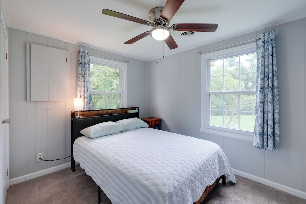 Fish, Relax & Enjoy Lake Views: Colonial Beach Gem