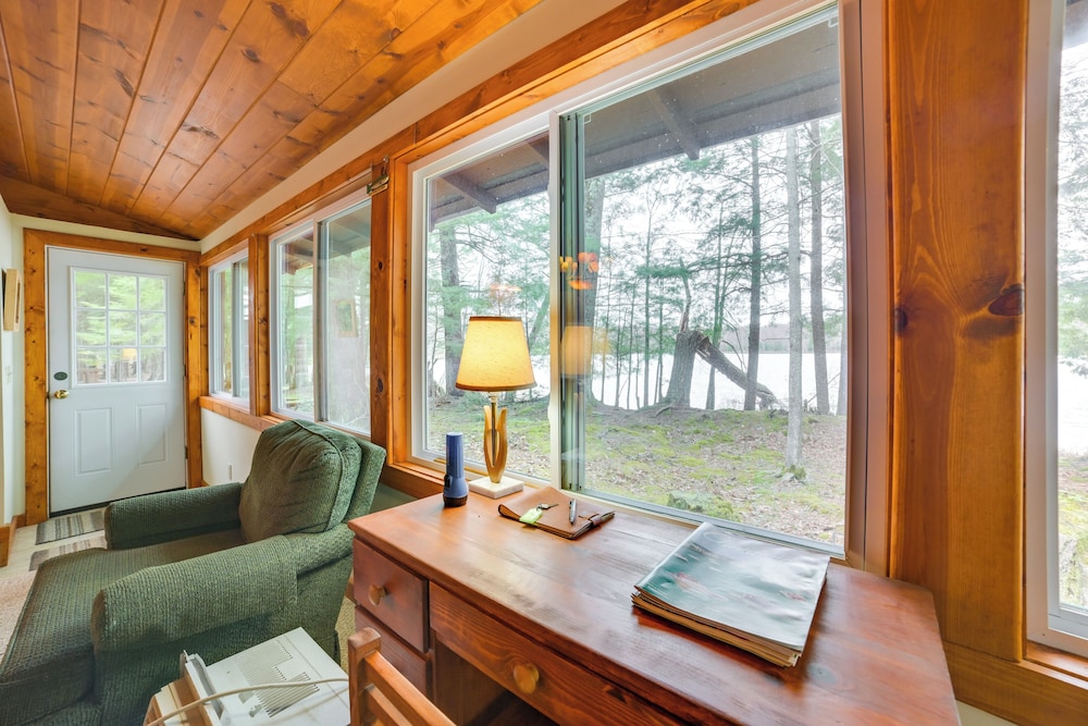 Steps to Lakefront: Dog-friendly Cabin in Levering