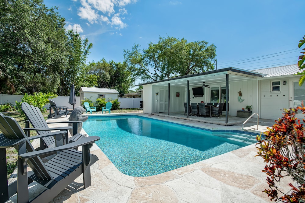 Luxury Pool Retreat near Siesta Key