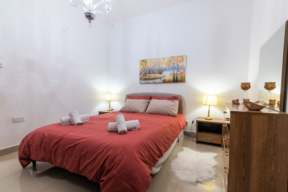 Cosy APT in Sliema- 2 mins walk from sea