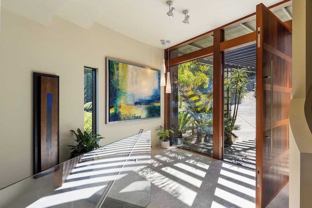 Oceanview Penthouse Suite & Beach Access