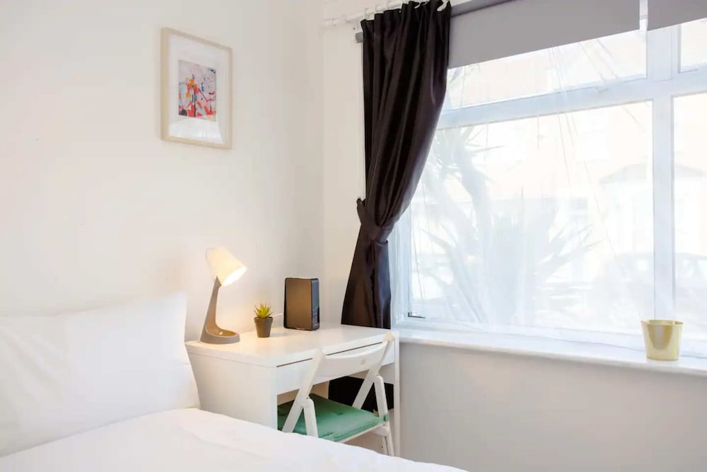 Stylish 4BD House With Private Garden - Stratford