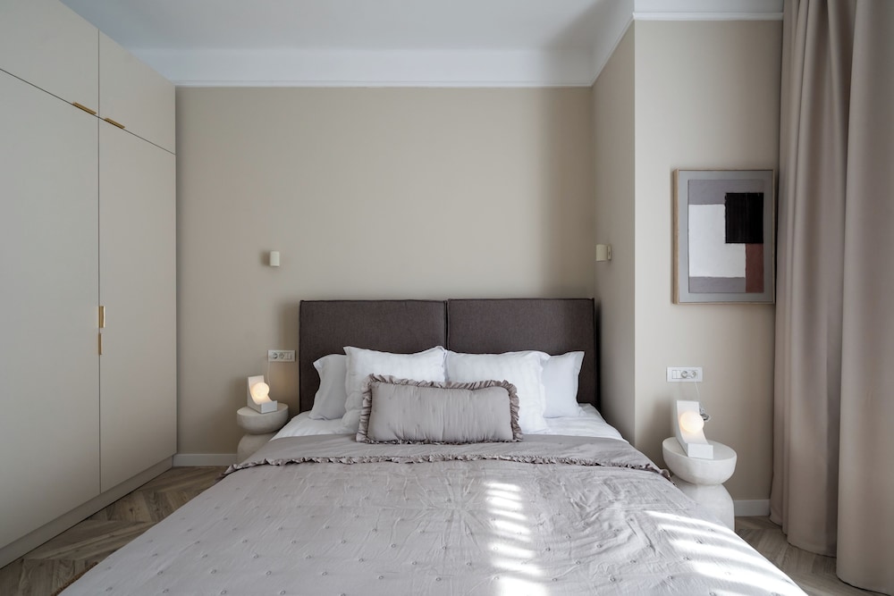 Refined & Spacious 3-Bedroom Flat Near Cismigiu, Balcony with Boulevard Views