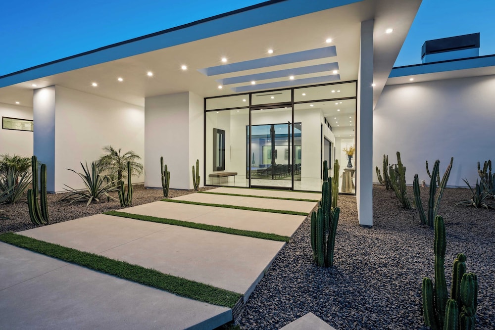 Sleeps 26 Pool, Hot Tub, Pickleball & Putting Green Bravo Villa #12 by Avantstay