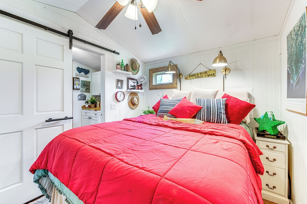 Lakefront Cabin in Brinson: Behind the Moon