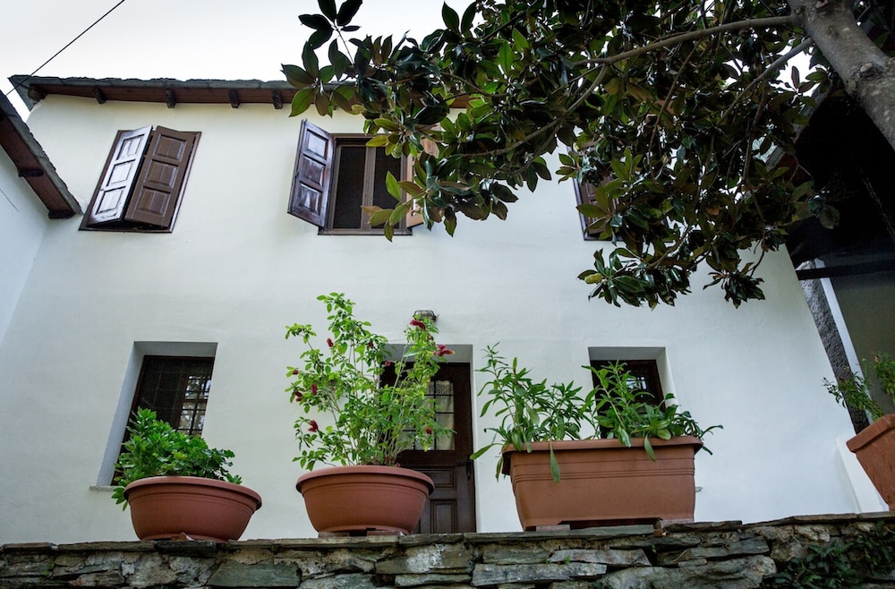 Secluded Cottage Guesthouse in the Mountains