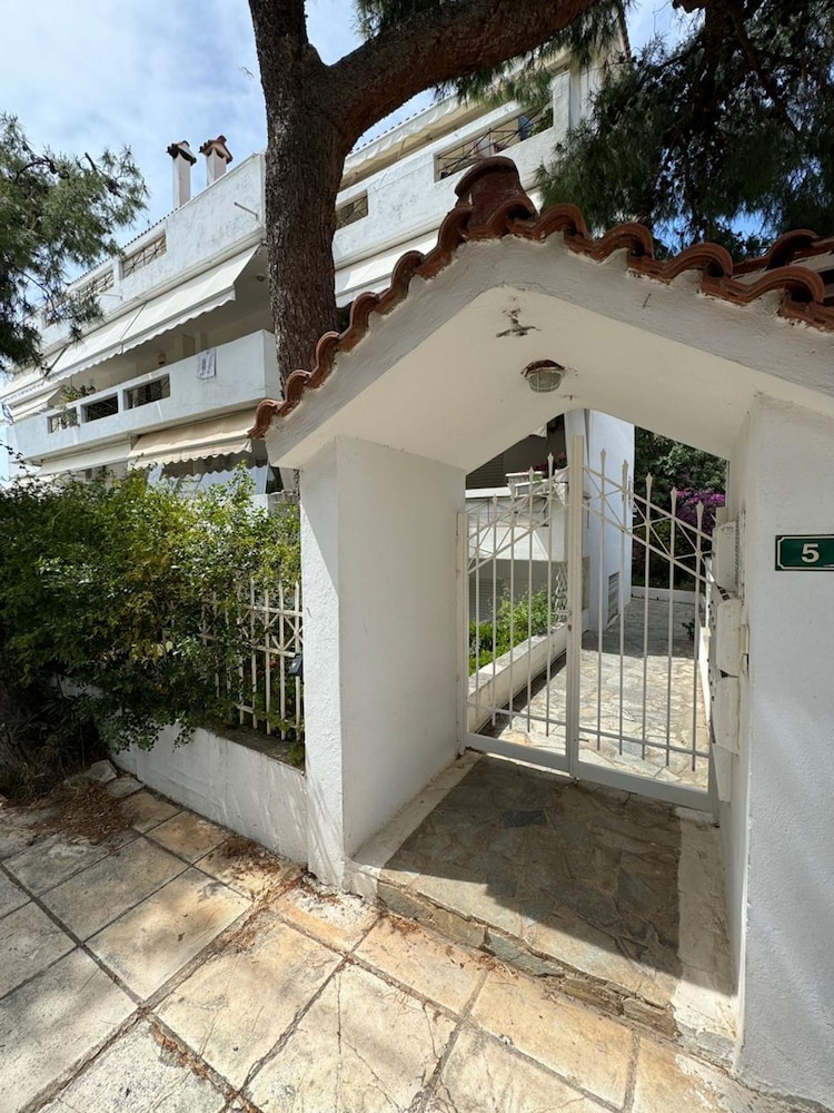 1BD Apartment Near the Beach in Vouliagmeni view 3