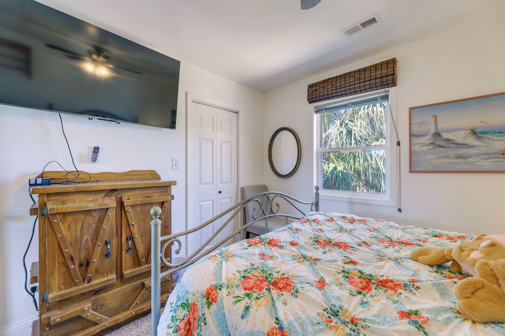 Cozy Newport Apartment w/ Dock & Creek Access! view 2