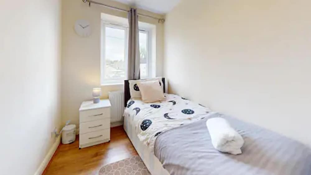 Captivating 2-bed Apartment in Stanford-le-hope view 3