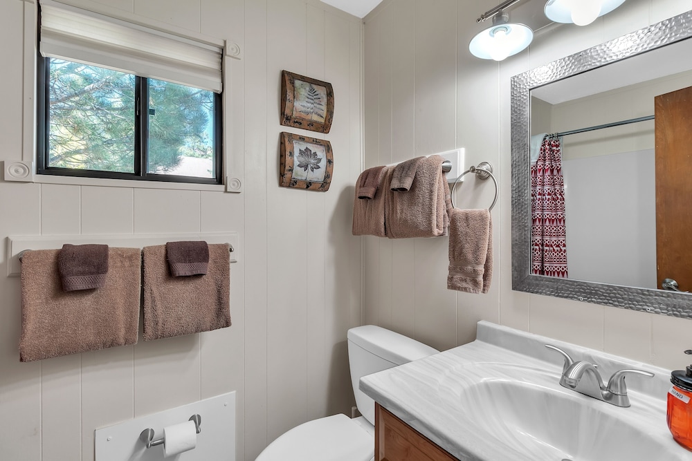 Cozy Cabin Retreat With Scenic Views 2 Bedroom Cabin
