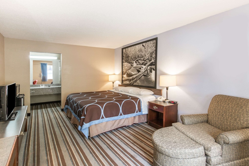 Super 8 by Wyndham Caryville TN view 5