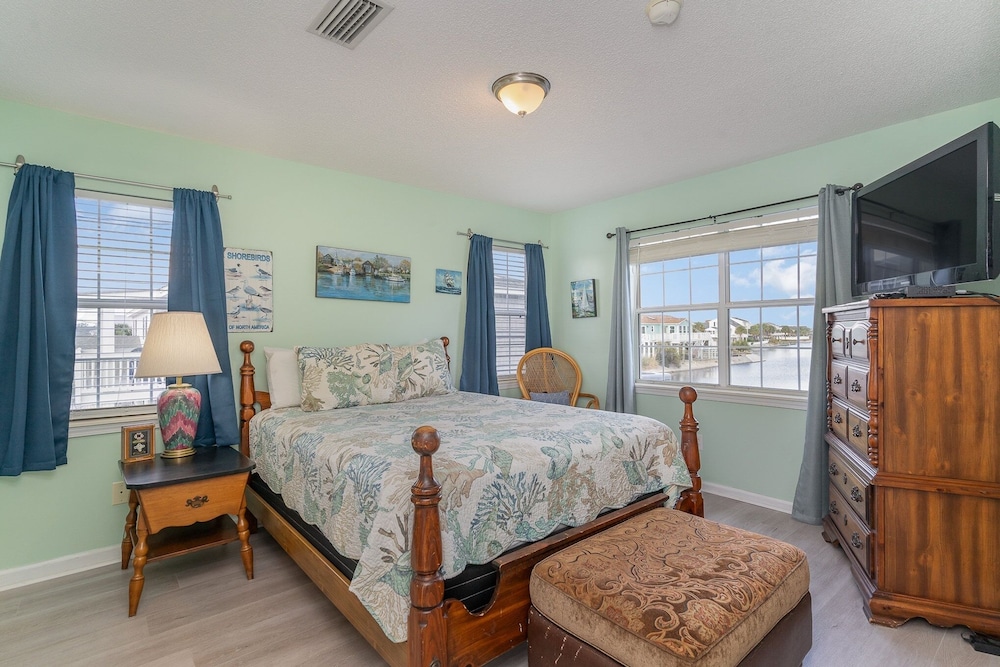 Beach home in the Cherry Grove by RedAwning view 4