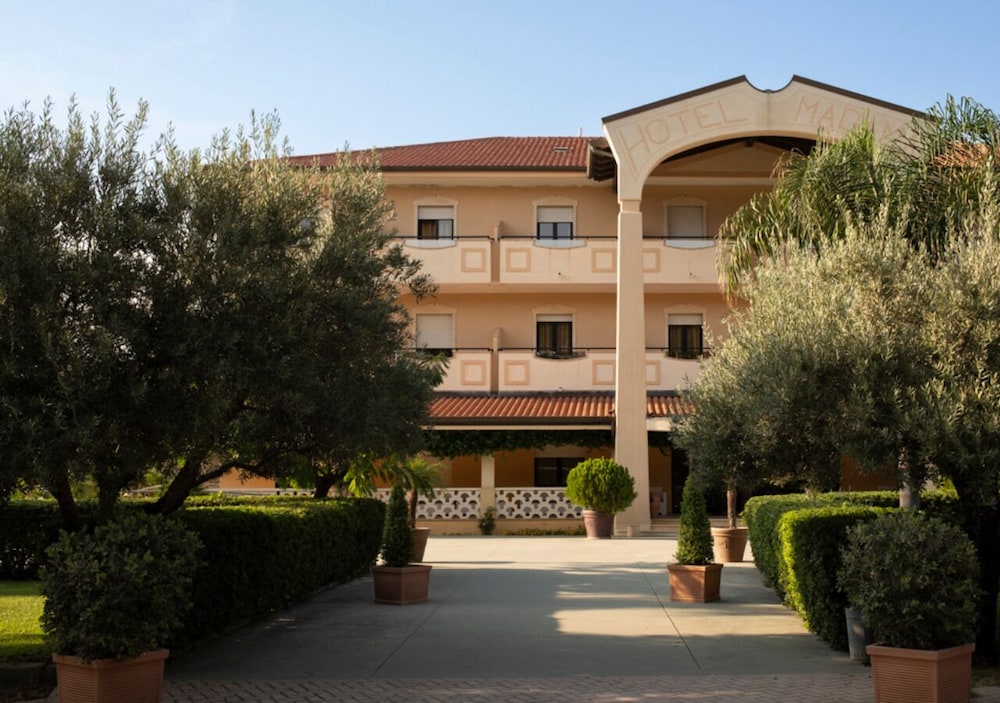 Madama club village