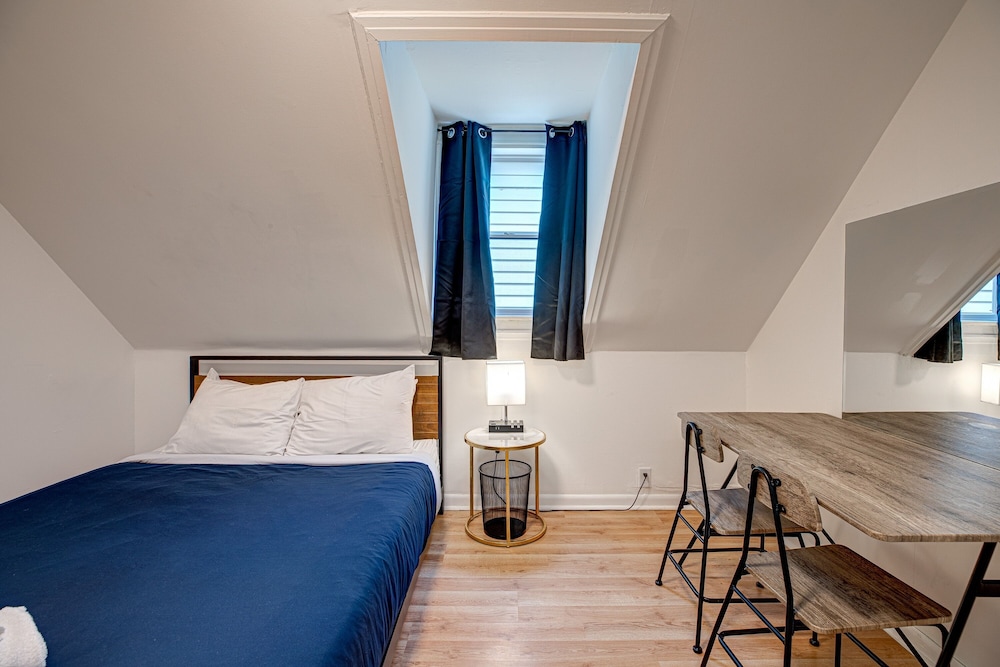Chic Penthouse in Perfect Wrigleyville Location by AllSet Turnover photo 5